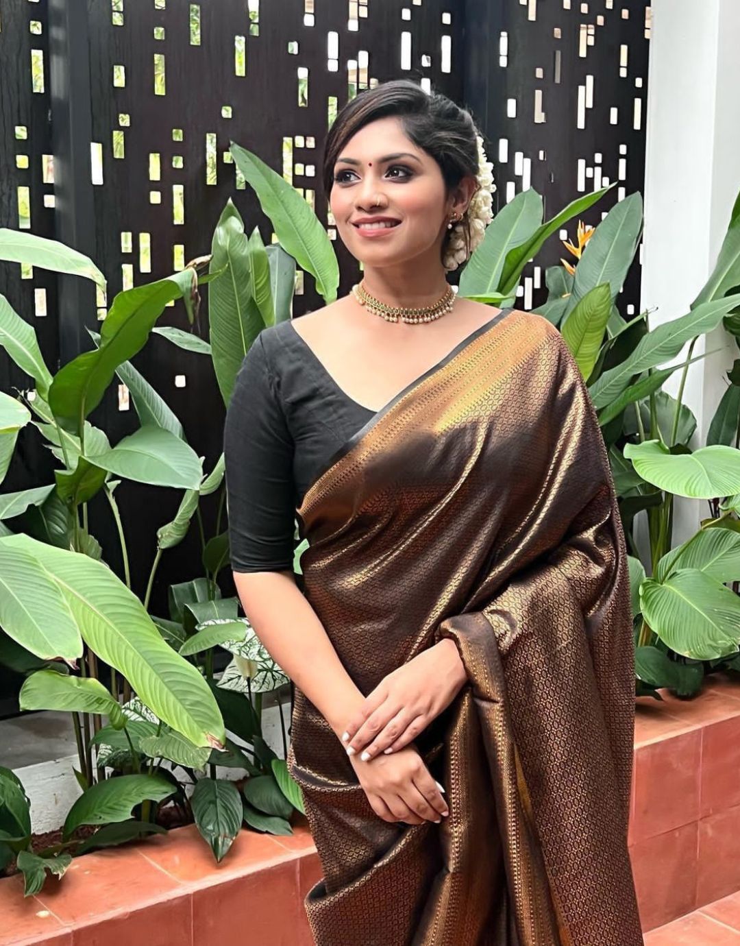 SONALI BLACK GOLDEN ARCHAIC TRADITIONAL KANCHI SOFT SILK SARI WITH ATTACHED BLOUSE